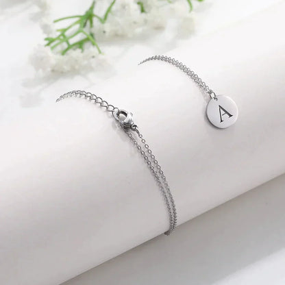 Naszyjnik z wygrawerowanymi inicjałami w nowoczesnym okręgu, platerowany 18-karatowym złotem