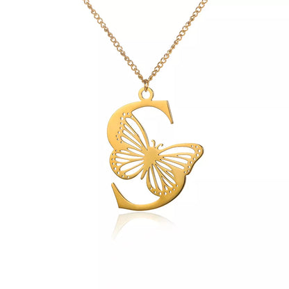 Naszyjnik z inicjałami platerowany 18-karatowym złotem z eleganckim motylem