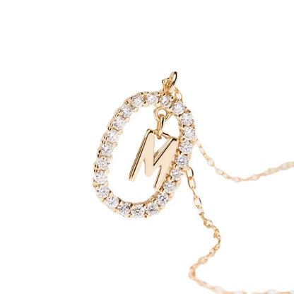 Naszyjnik z literą platerowany 18-karatowym złotem z błyszczącymi kamieniami szlachetnymi