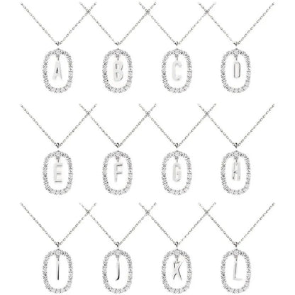 Naszyjnik z literą platerowany 18-karatowym złotem z błyszczącymi kamieniami szlachetnymi