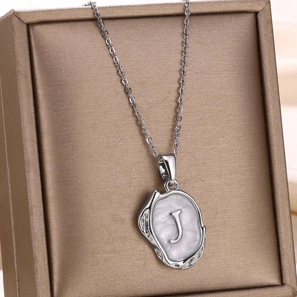 Naszyjnik „Ocean” z inicjałami platerowanymi 18-karatowym złotem na tle dna morskiego