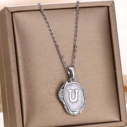 Naszyjnik „Ocean” z inicjałami platerowanymi 18-karatowym złotem na tle dna morskiego