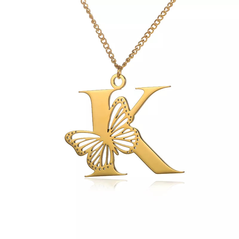 Naszyjnik z inicjałami platerowany 18-karatowym złotem z eleganckim motylem