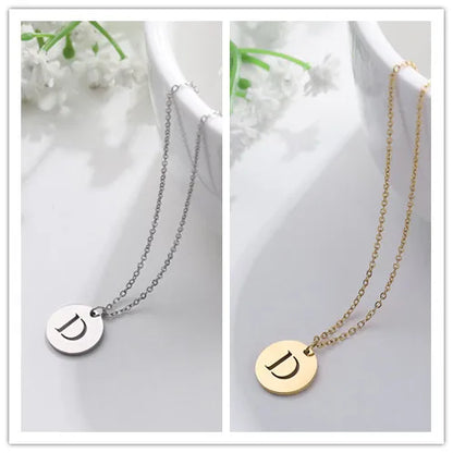 Naszyjnik z wygrawerowanymi inicjałami w nowoczesnym okręgu, platerowany 18-karatowym złotem