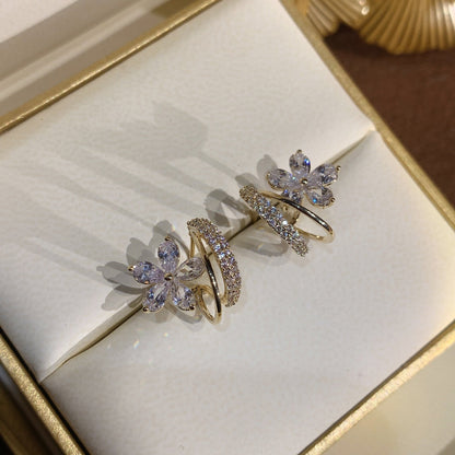 Złote kolczyki w kształcie kwiatów z cyrkoniami