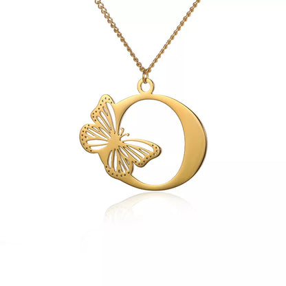 Naszyjnik z inicjałami platerowany 18-karatowym złotem z eleganckim motylem