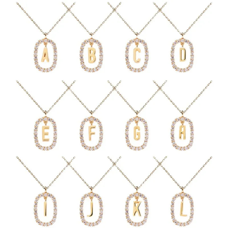 Naszyjnik z literą platerowany 18-karatowym złotem z błyszczącymi kamieniami szlachetnymi