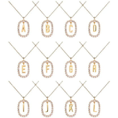 Naszyjnik z literą platerowany 18-karatowym złotem z błyszczącymi kamieniami szlachetnymi