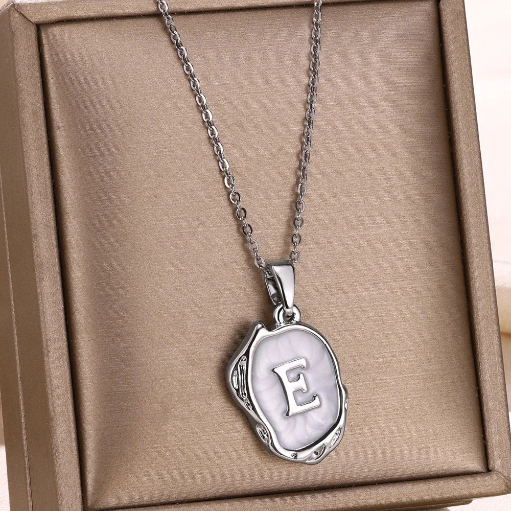 Naszyjnik „Ocean” z inicjałami platerowanymi 18-karatowym złotem na tle dna morskiego