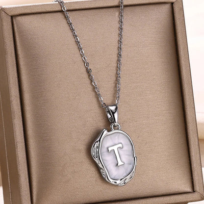 Naszyjnik „Ocean” z inicjałami platerowanymi 18-karatowym złotem na tle dna morskiego