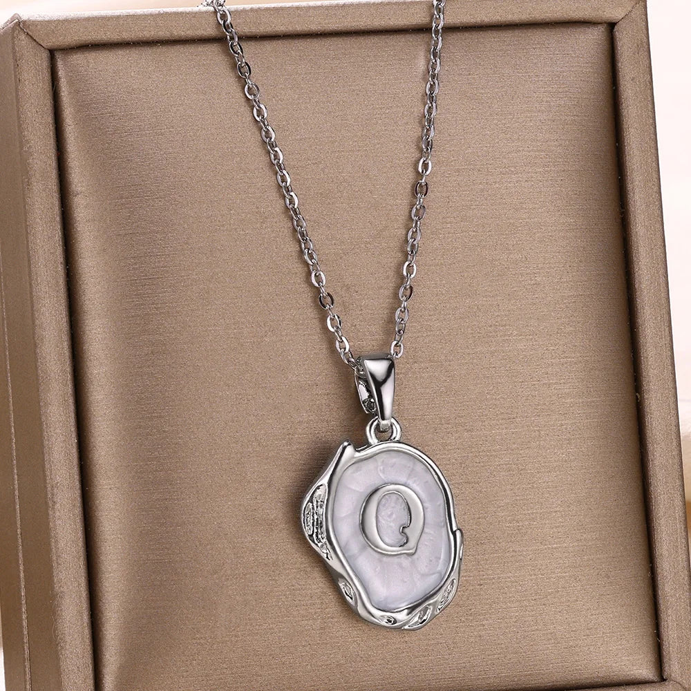 Naszyjnik „Ocean” z inicjałami platerowanymi 18-karatowym złotem na tle dna morskiego