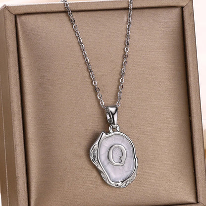 Naszyjnik „Ocean” z inicjałami platerowanymi 18-karatowym złotem na tle dna morskiego