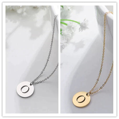 Naszyjnik z wygrawerowanymi inicjałami w nowoczesnym okręgu, platerowany 18-karatowym złotem