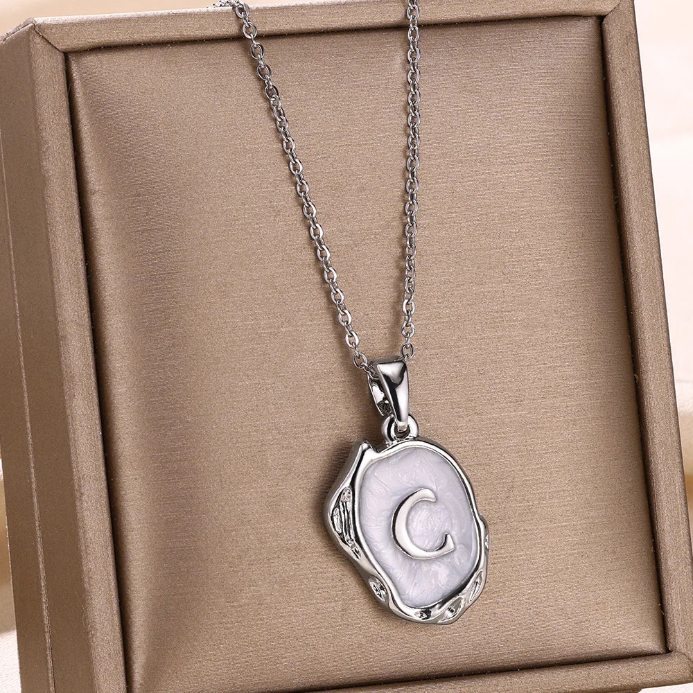 Naszyjnik „Ocean” z inicjałami platerowanymi 18-karatowym złotem na tle dna morskiego