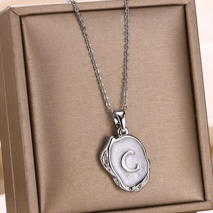 Naszyjnik „Ocean” z inicjałami platerowanymi 18-karatowym złotem na tle dna morskiego