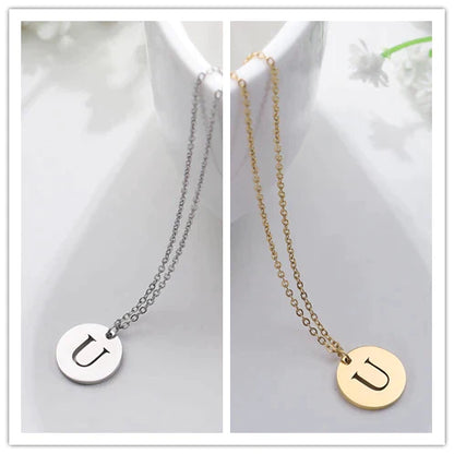 Naszyjnik z wygrawerowanymi inicjałami w nowoczesnym okręgu, platerowany 18-karatowym złotem