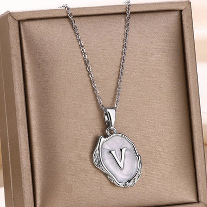 Naszyjnik „Ocean” z inicjałami platerowanymi 18-karatowym złotem na tle dna morskiego