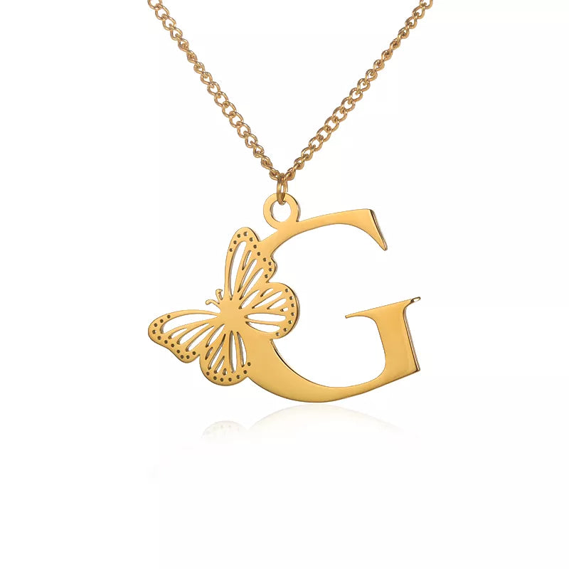 Naszyjnik z inicjałami platerowany 18-karatowym złotem z eleganckim motylem