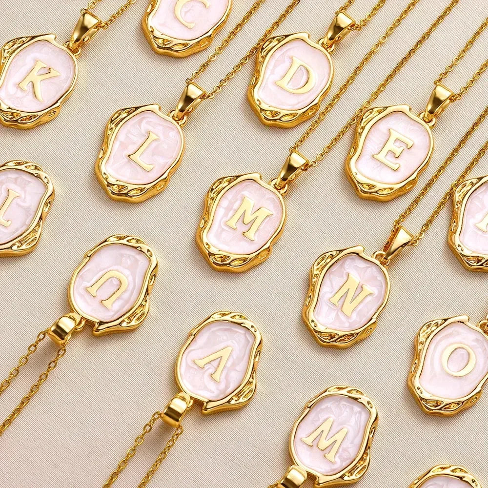 Naszyjnik „Ocean” z inicjałami platerowanymi 18-karatowym złotem na tle dna morskiego