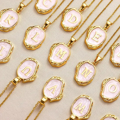 Naszyjnik „Ocean” z inicjałami platerowanymi 18-karatowym złotem na tle dna morskiego