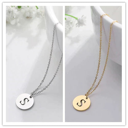 Naszyjnik z wygrawerowanymi inicjałami w nowoczesnym okręgu, platerowany 18-karatowym złotem