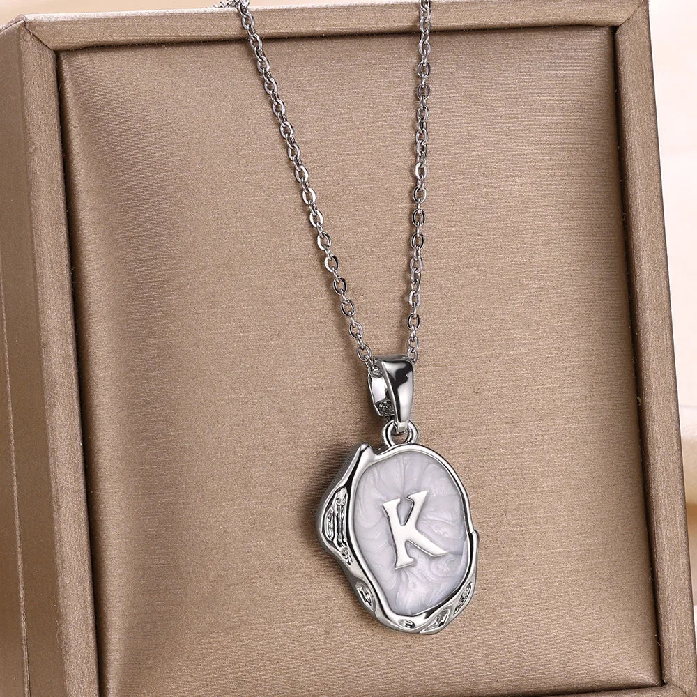 Naszyjnik „Ocean” z inicjałami platerowanymi 18-karatowym złotem na tle dna morskiego