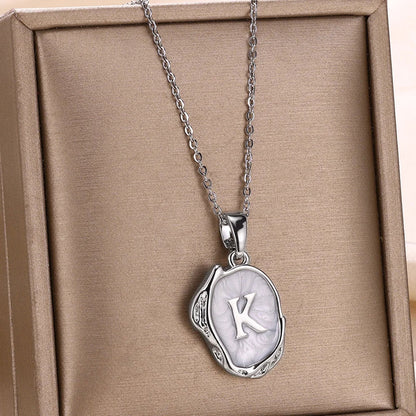 Naszyjnik „Ocean” z inicjałami platerowanymi 18-karatowym złotem na tle dna morskiego