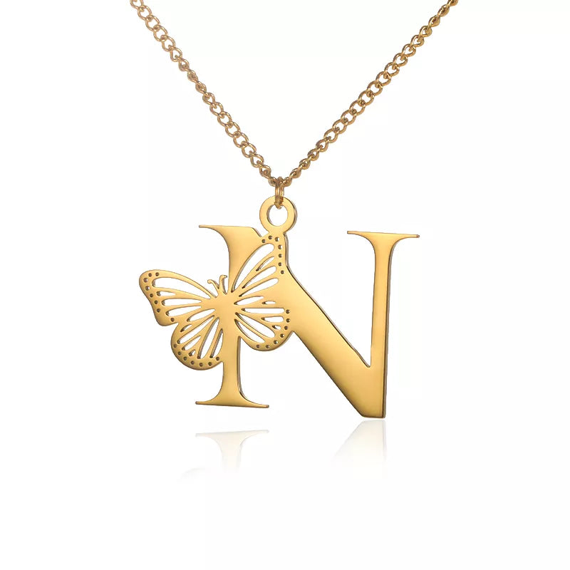 Naszyjnik z inicjałami platerowany 18-karatowym złotem z eleganckim motylem
