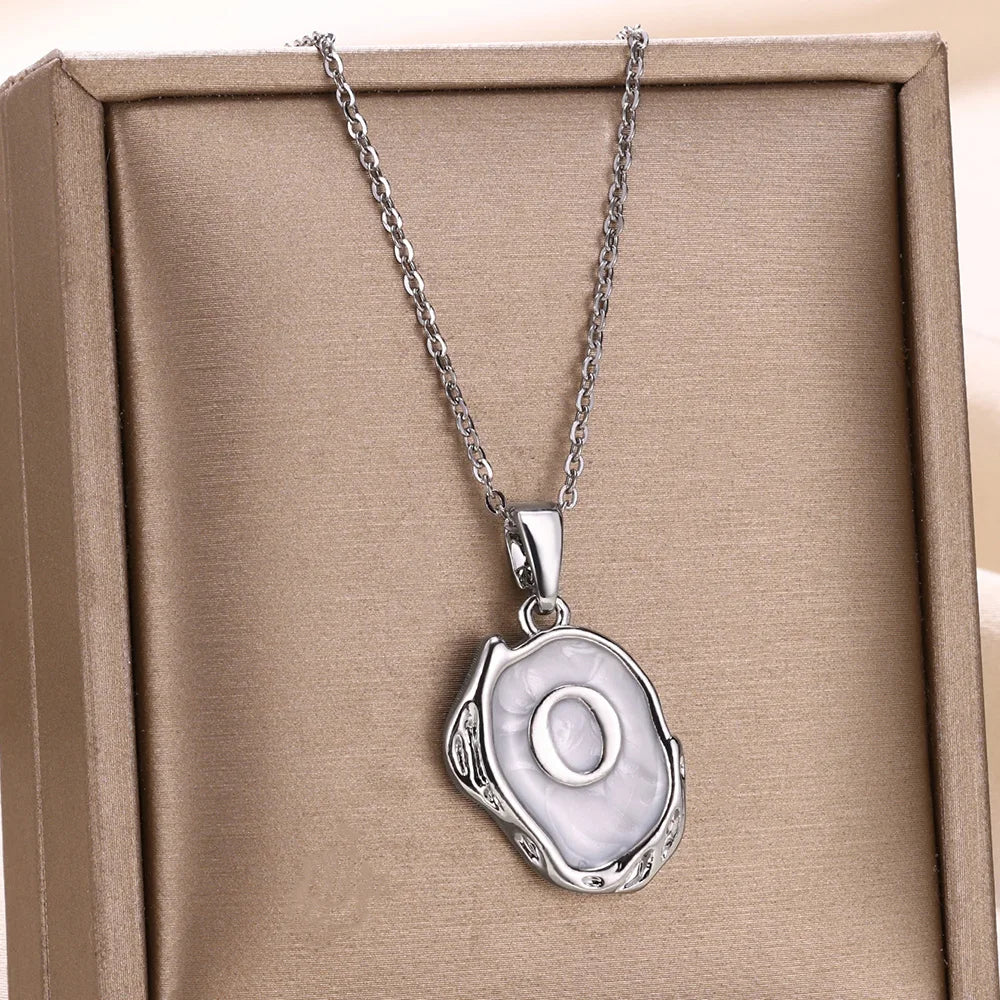 Naszyjnik „Ocean” z inicjałami platerowanymi 18-karatowym złotem na tle dna morskiego