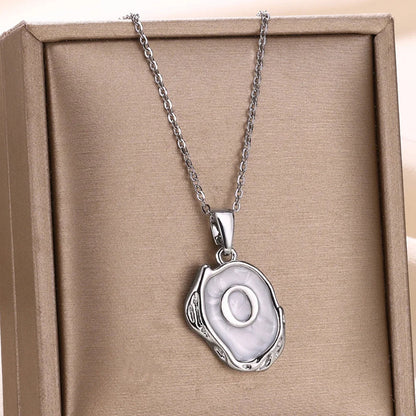 Naszyjnik „Ocean” z inicjałami platerowanymi 18-karatowym złotem na tle dna morskiego