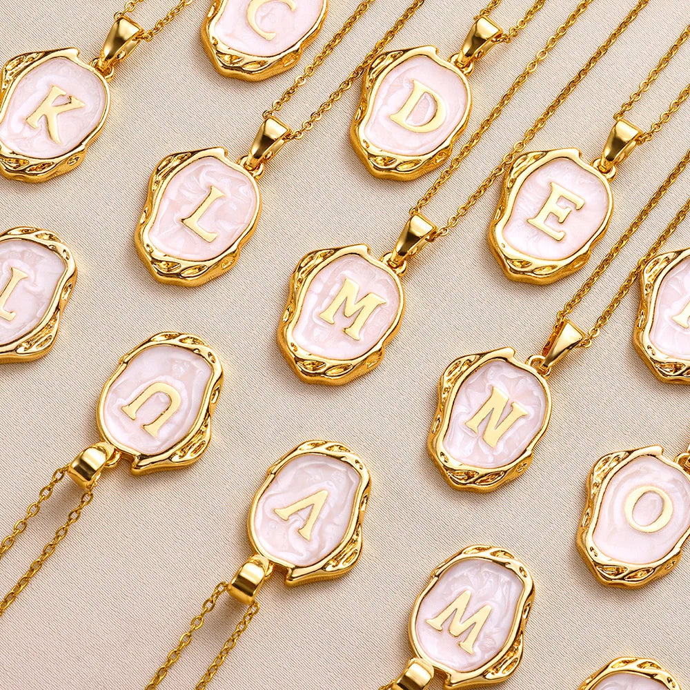 Naszyjnik „Ocean” z inicjałami platerowanymi 18-karatowym złotem na tle dna morskiego