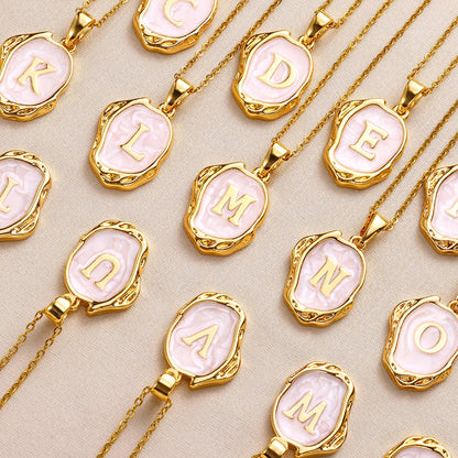 Naszyjnik „Ocean” z inicjałami platerowanymi 18-karatowym złotem na tle dna morskiego