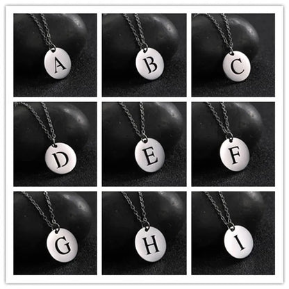 Naszyjnik z wygrawerowanymi inicjałami w nowoczesnym okręgu, platerowany 18-karatowym złotem