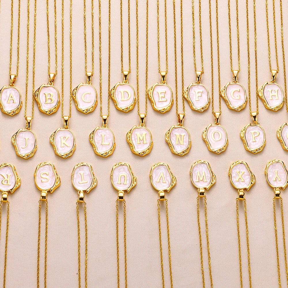 Naszyjnik „Ocean” z inicjałami platerowanymi 18-karatowym złotem na tle dna morskiego