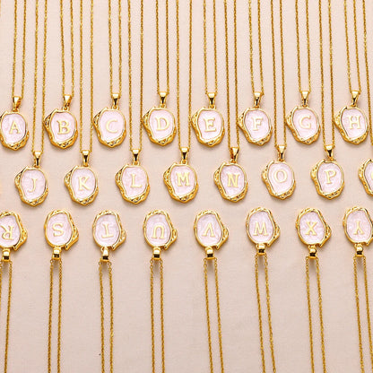 Naszyjnik „Ocean” z inicjałami platerowanymi 18-karatowym złotem na tle dna morskiego