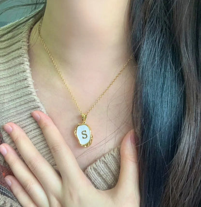 Naszyjnik „Ocean” z inicjałami platerowanymi 18-karatowym złotem na tle dna morskiego