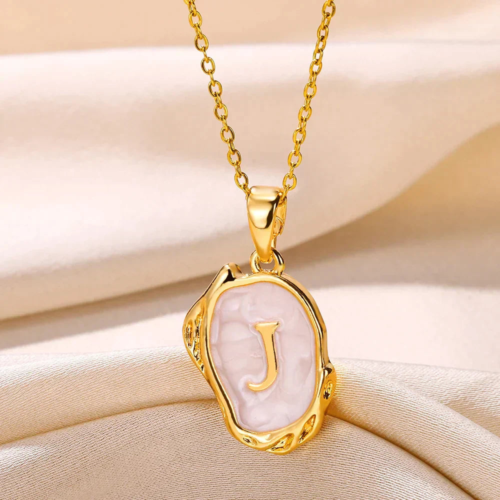 Naszyjnik „Ocean” z inicjałami platerowanymi 18-karatowym złotem na tle dna morskiego