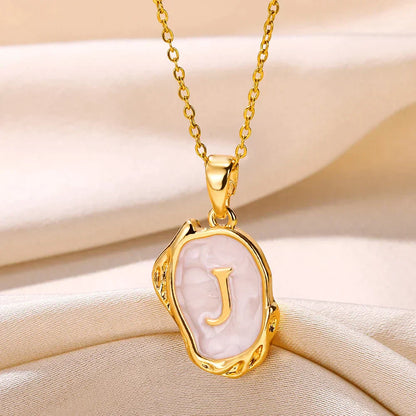 Naszyjnik „Ocean” z inicjałami platerowanymi 18-karatowym złotem na tle dna morskiego