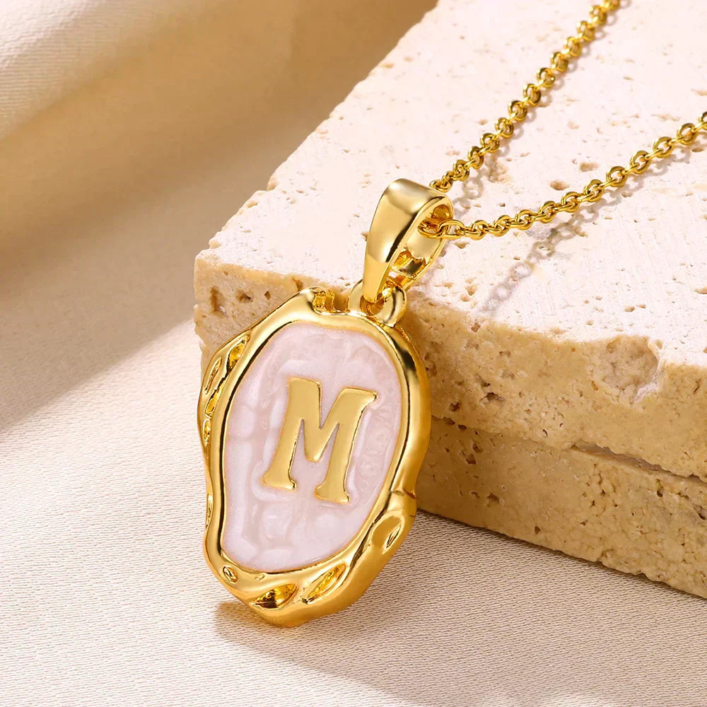 Naszyjnik „Ocean” z inicjałami platerowanymi 18-karatowym złotem na tle dna morskiego