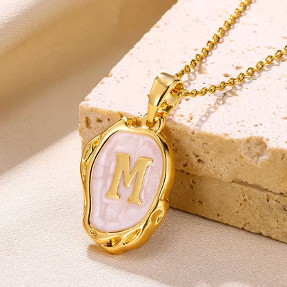 Naszyjnik „Ocean” z inicjałami platerowanymi 18-karatowym złotem na tle dna morskiego