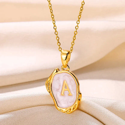 Naszyjnik „Ocean” z inicjałami platerowanymi 18-karatowym złotem na tle dna morskiego