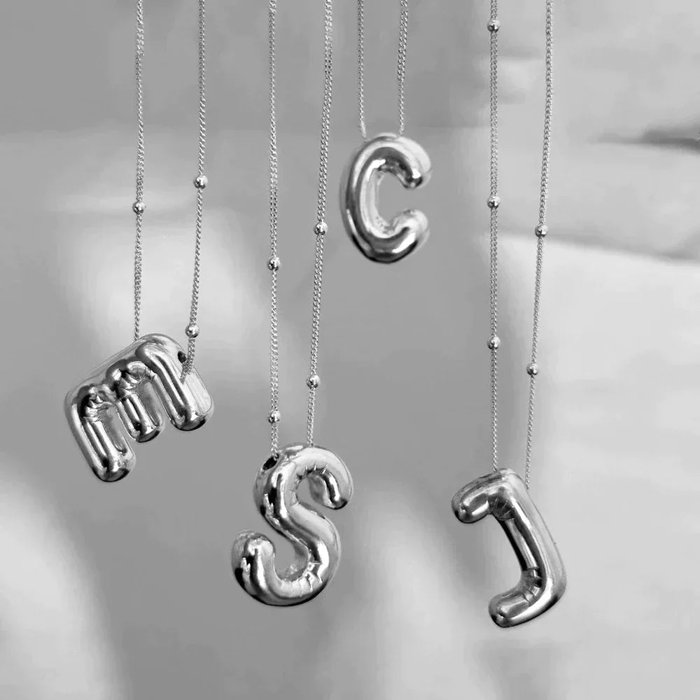 Specjalny naszyjnik z literą platerowany 18-karatowym złotem i ozdobną kulą