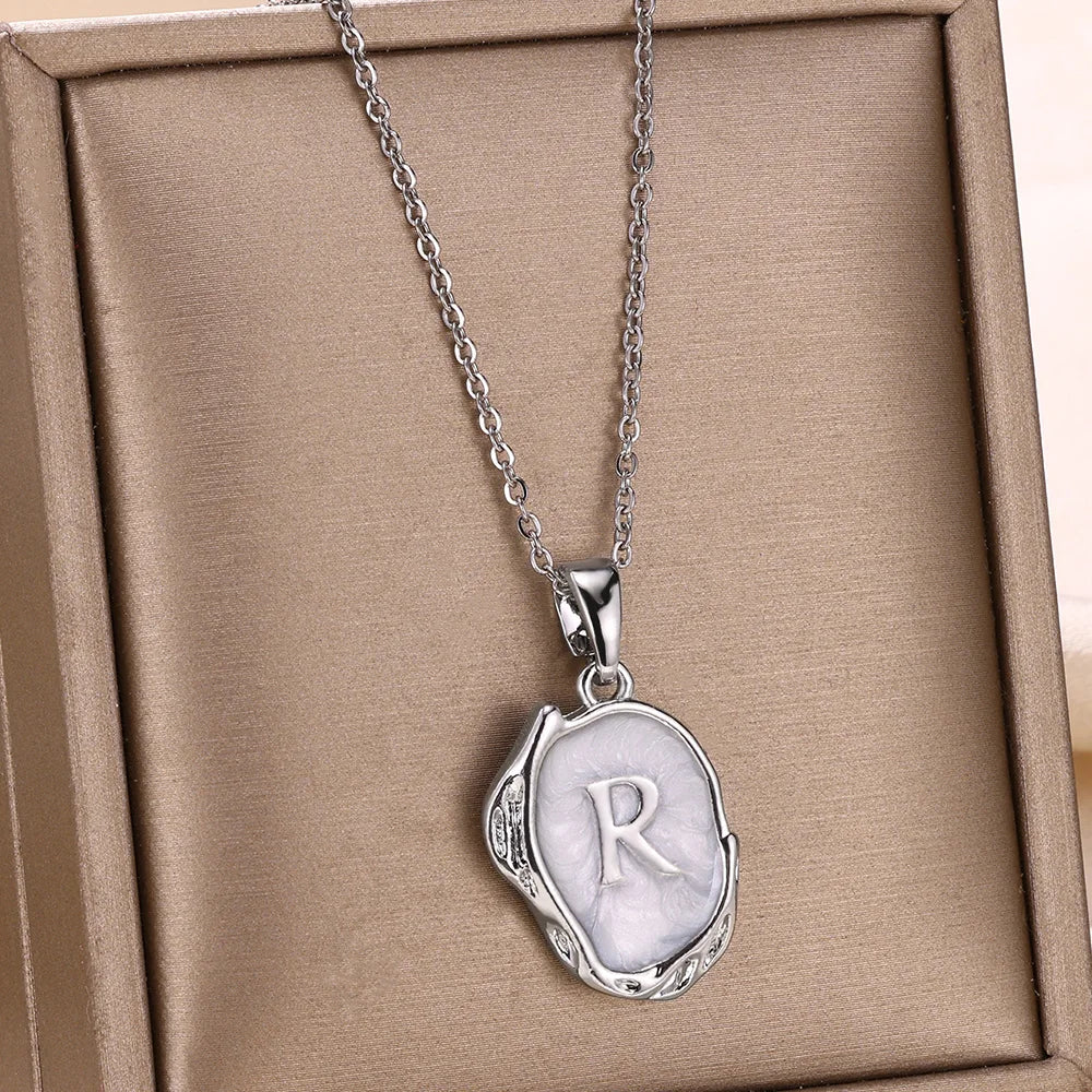 Naszyjnik „Ocean” z inicjałami platerowanymi 18-karatowym złotem na tle dna morskiego