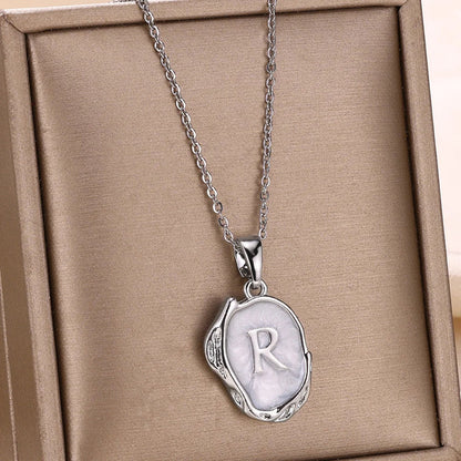 Naszyjnik „Ocean” z inicjałami platerowanymi 18-karatowym złotem na tle dna morskiego