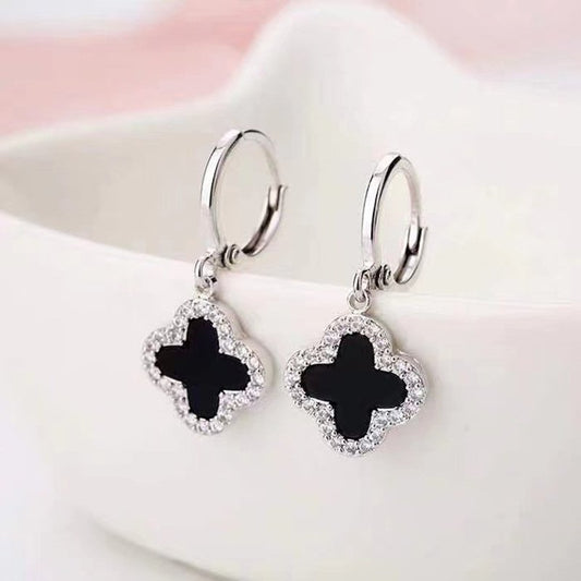 Złote kolczyki z czterolistną koniczyną