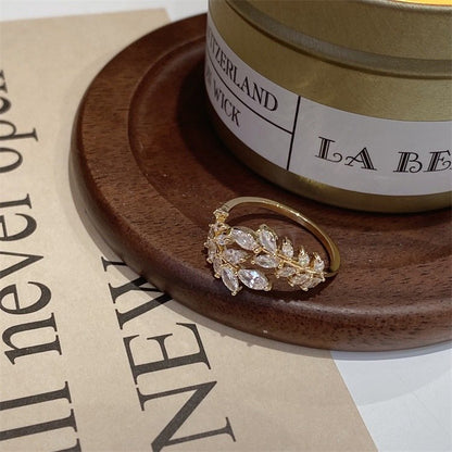 Pierścionek koronowy z cyrkoniami złocony