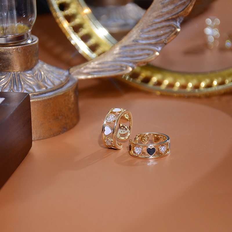 Otwarty pierścionek w kształcie serca z cyrkoniami